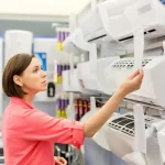 kobieta wybiera klimatyzator w sklepie